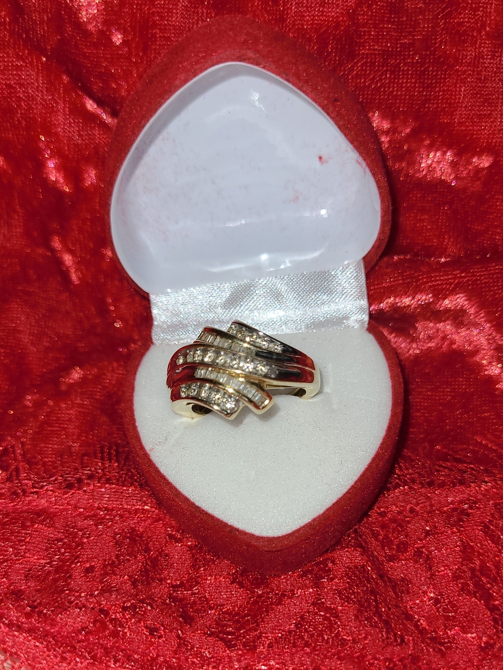 Beautiful Round And Bagette Dismond Ring.